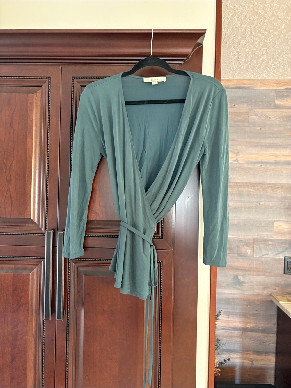 LOFT Wrap Long Sleeve Wrap
Top in Green Size Petite Small Like New